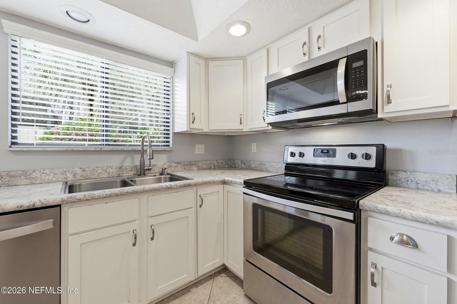 Image 11 of 52 For 8153 Sutton Place N