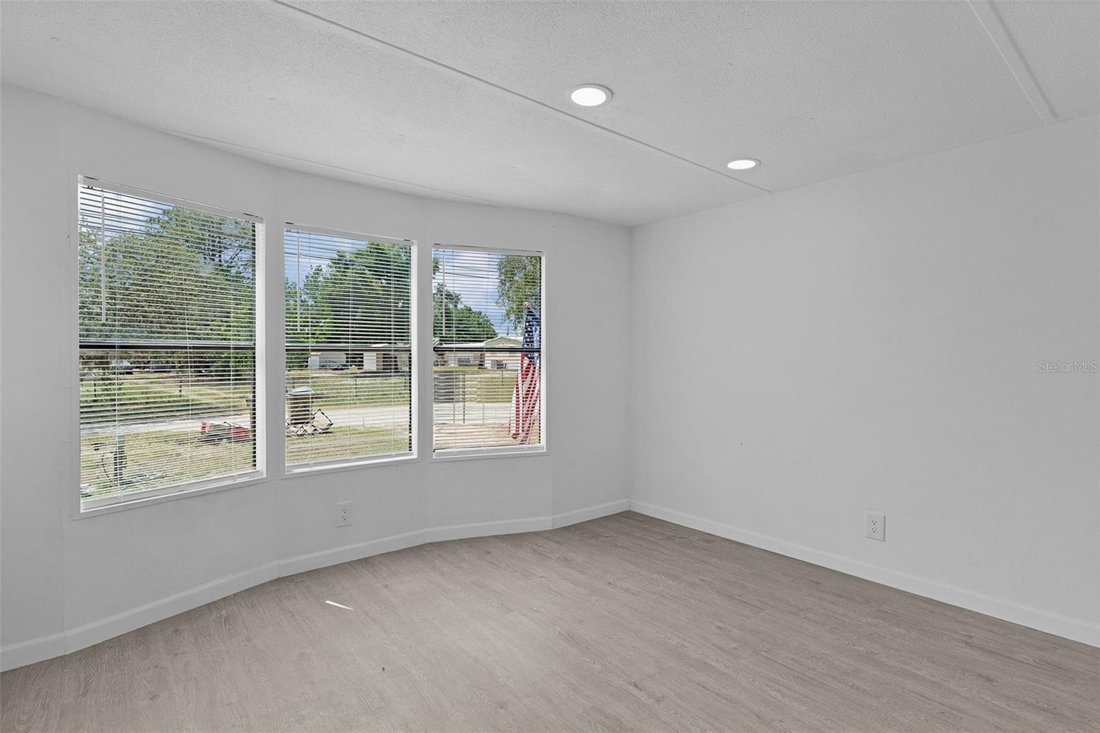 Image 22 of 39 For 33514 Luana Court