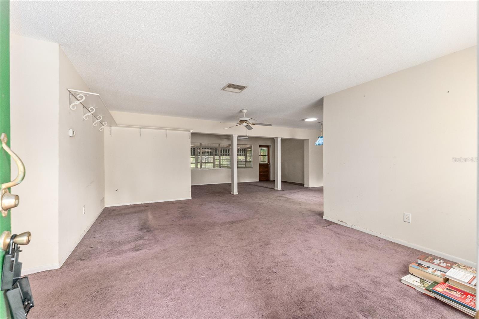 Image 10 of 62 For 927 Val Drive