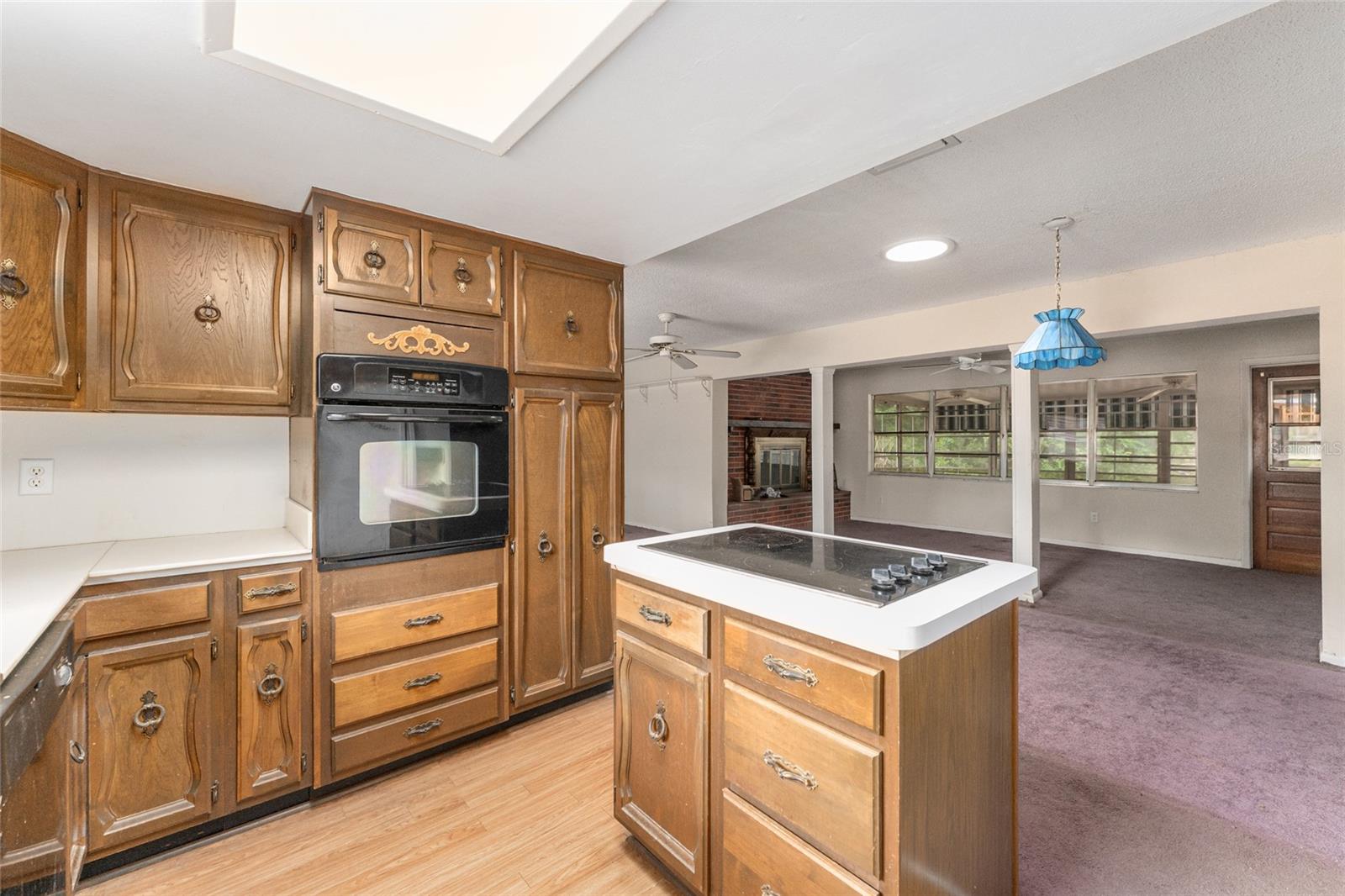 Image 15 of 62 For 927 Val Drive