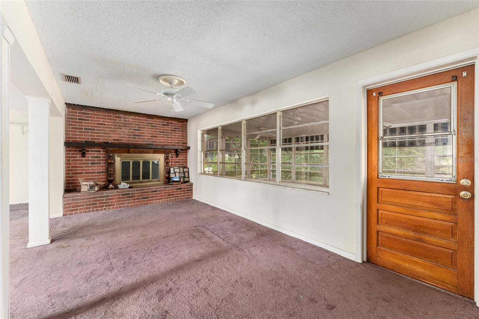 Image 16 of 62 For 927 Val Drive