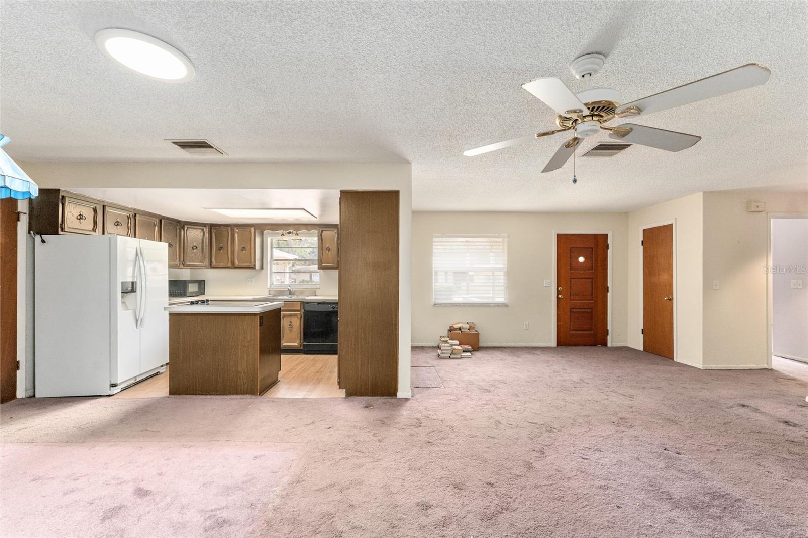 Image 18 of 62 For 927 Val Drive