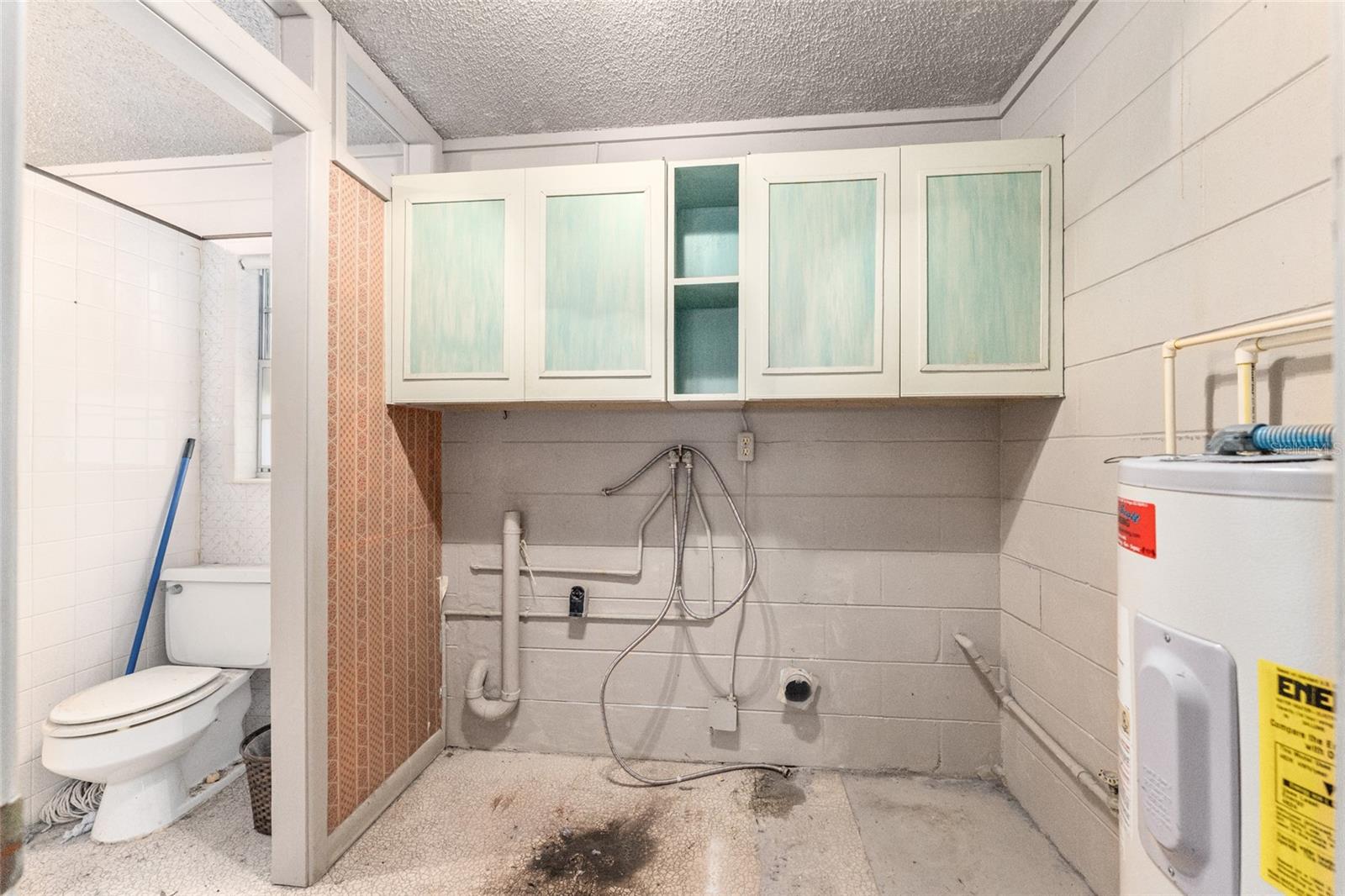 Image 30 of 62 For 927 Val Drive