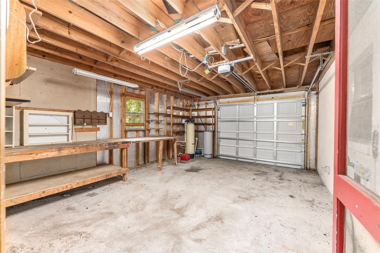 Image 34 of 62 For 927 Val Drive
