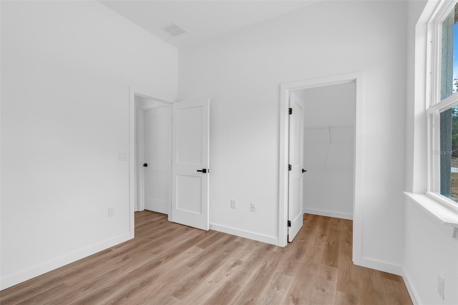 Listing photo id 13 for 9578 Wallace Way