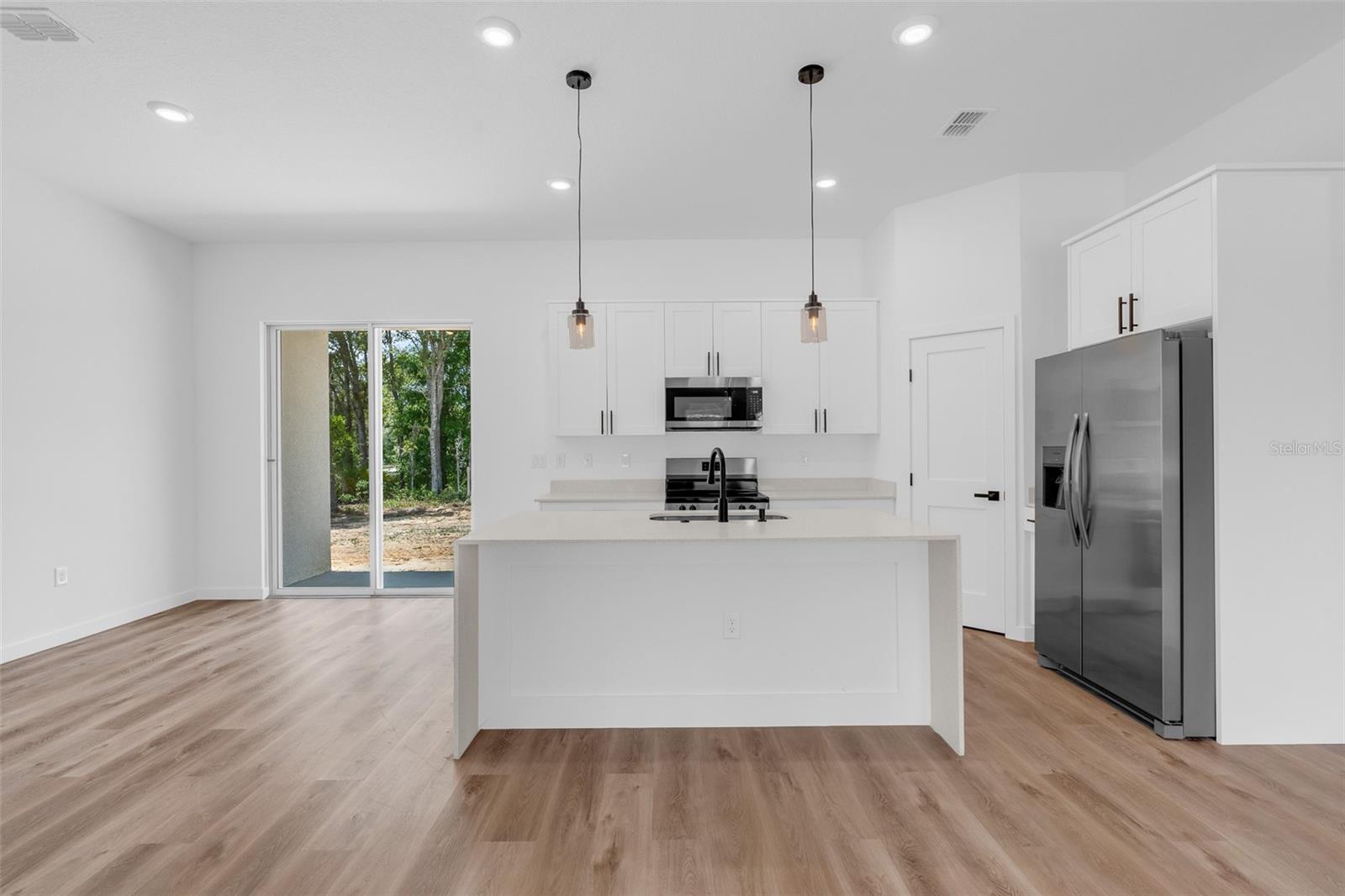 Listing photo id 7 for 9578 Wallace Way