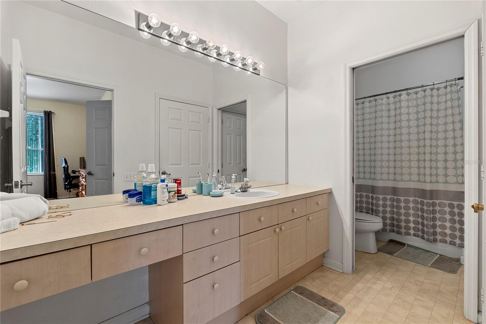 Image 15 of 29 For 8103 Coconut Palm Way 205