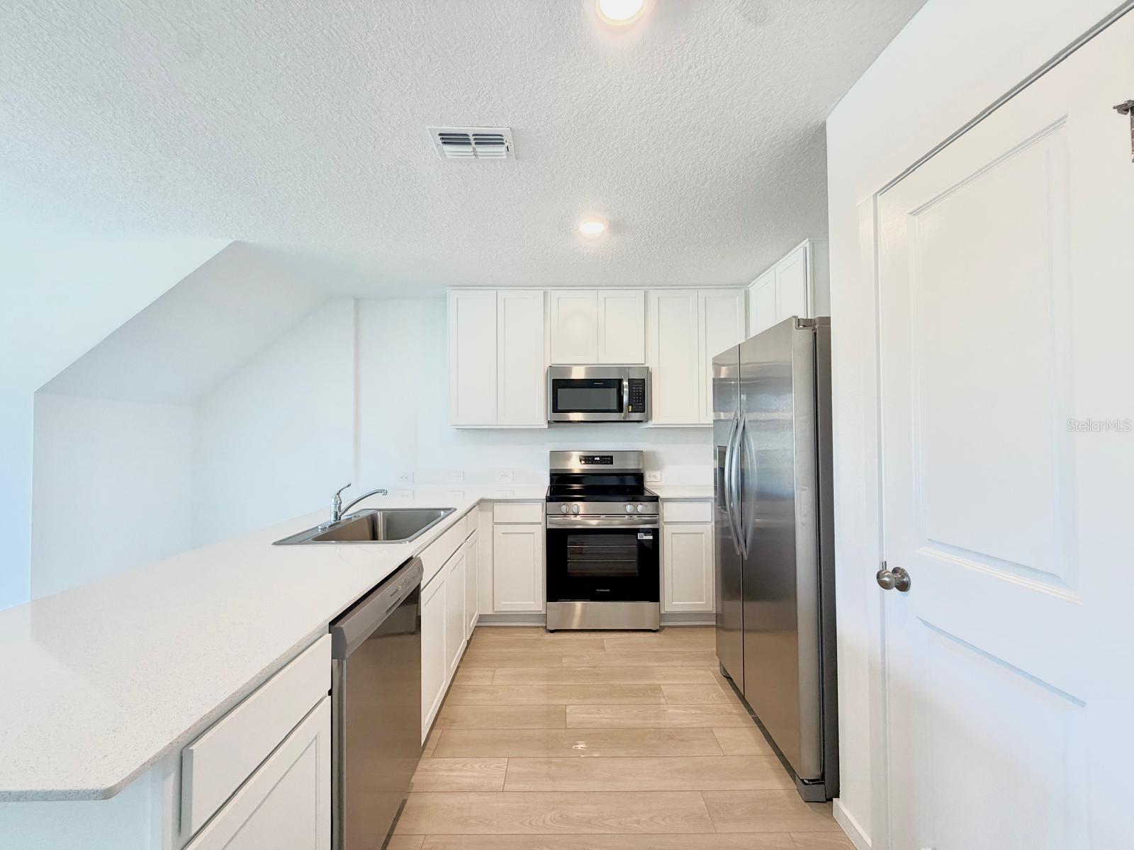 Image 3 of 23 For 836 Lynx Street
