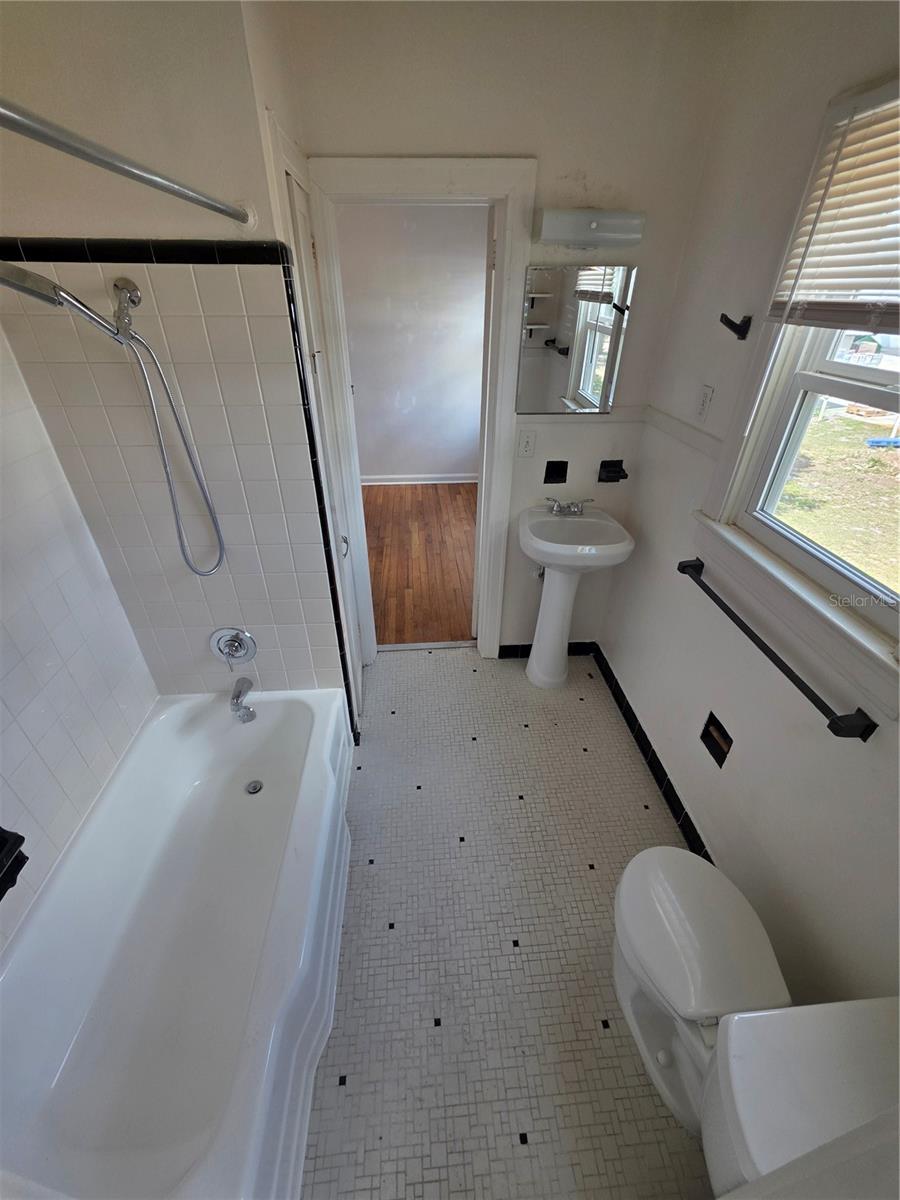 Image 11 of 16 For 807 Thornton Avenue 807