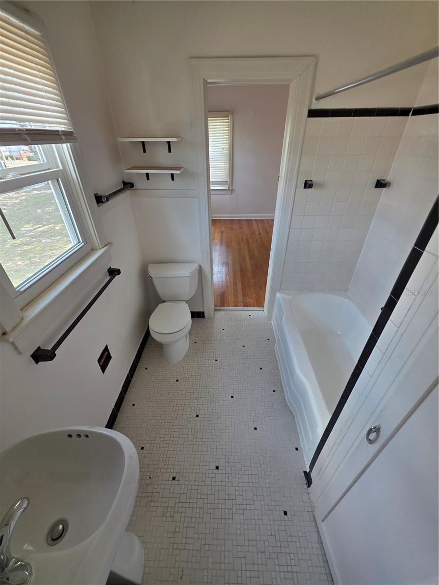 Image 12 of 16 For 807 Thornton Avenue 807