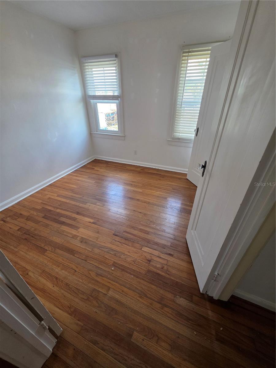 Image 9 of 16 For 807 Thornton Avenue 807
