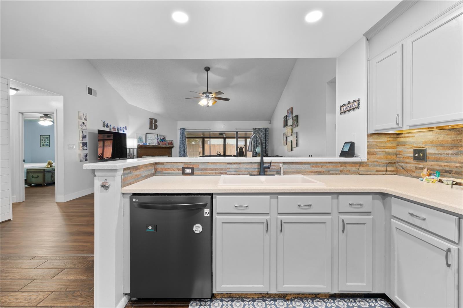 Image 6 of 47 For 1062 Mckinnon Avenue