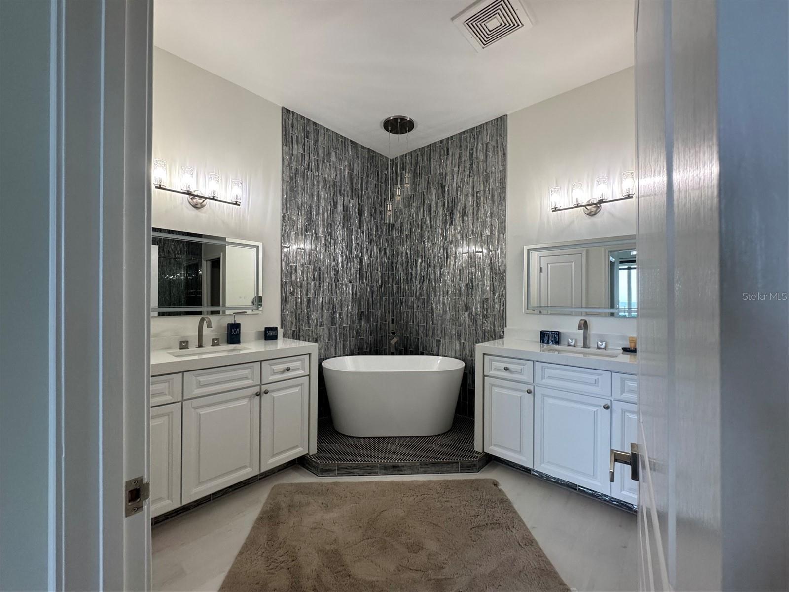 Image 29 of 59 For 200 Ocean Crest Drive 1112