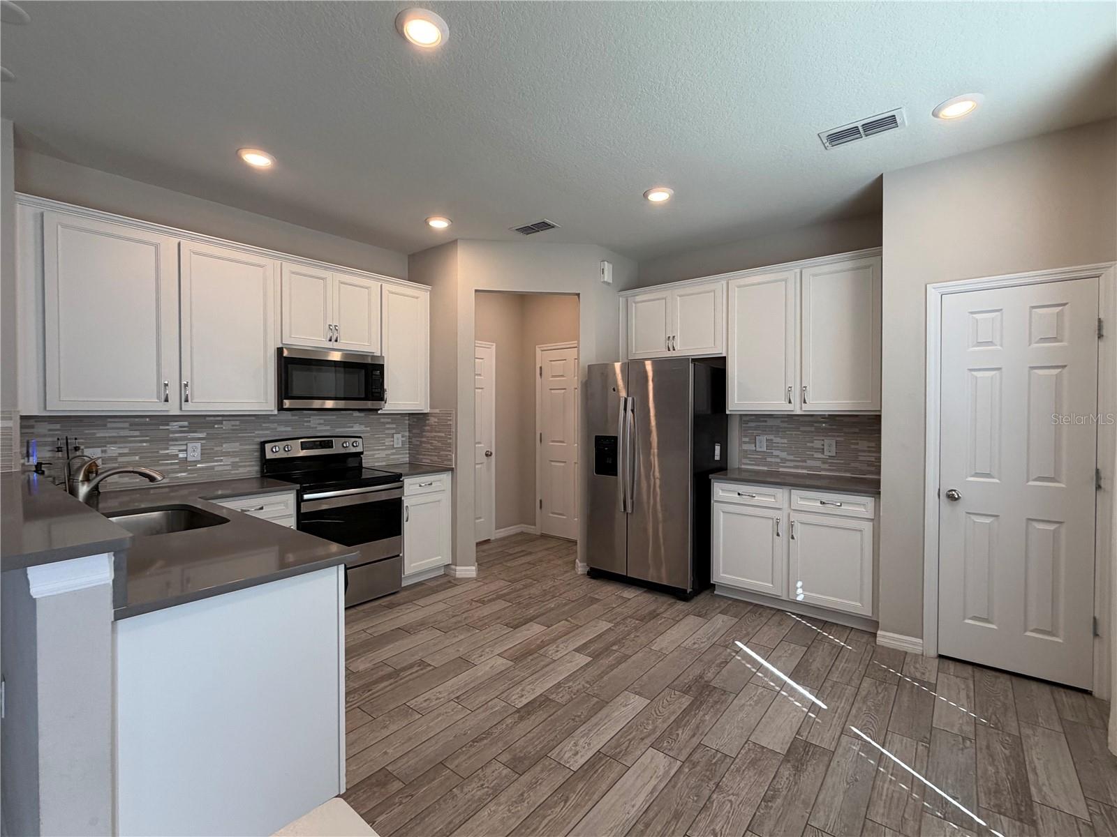Image 6 of 21 For 3972 Plainview Drive