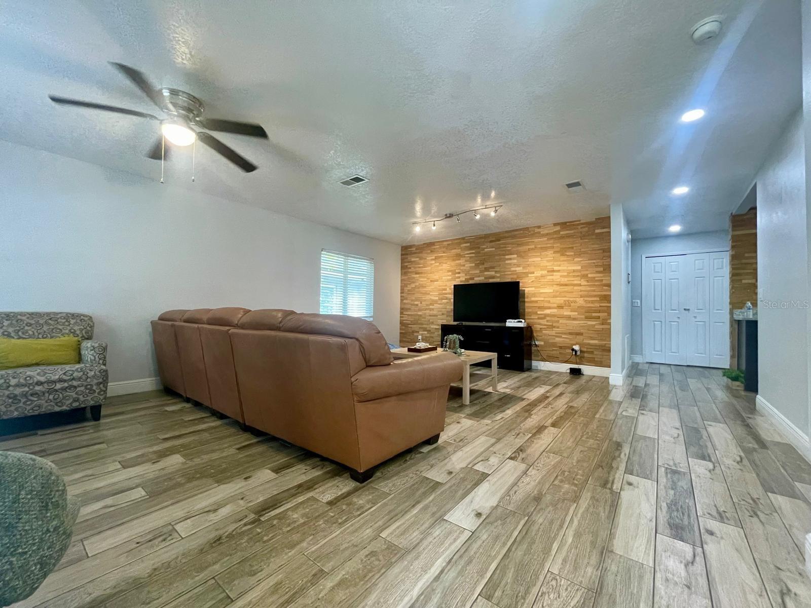 Image 3 of 56 For 1044 Nin Street