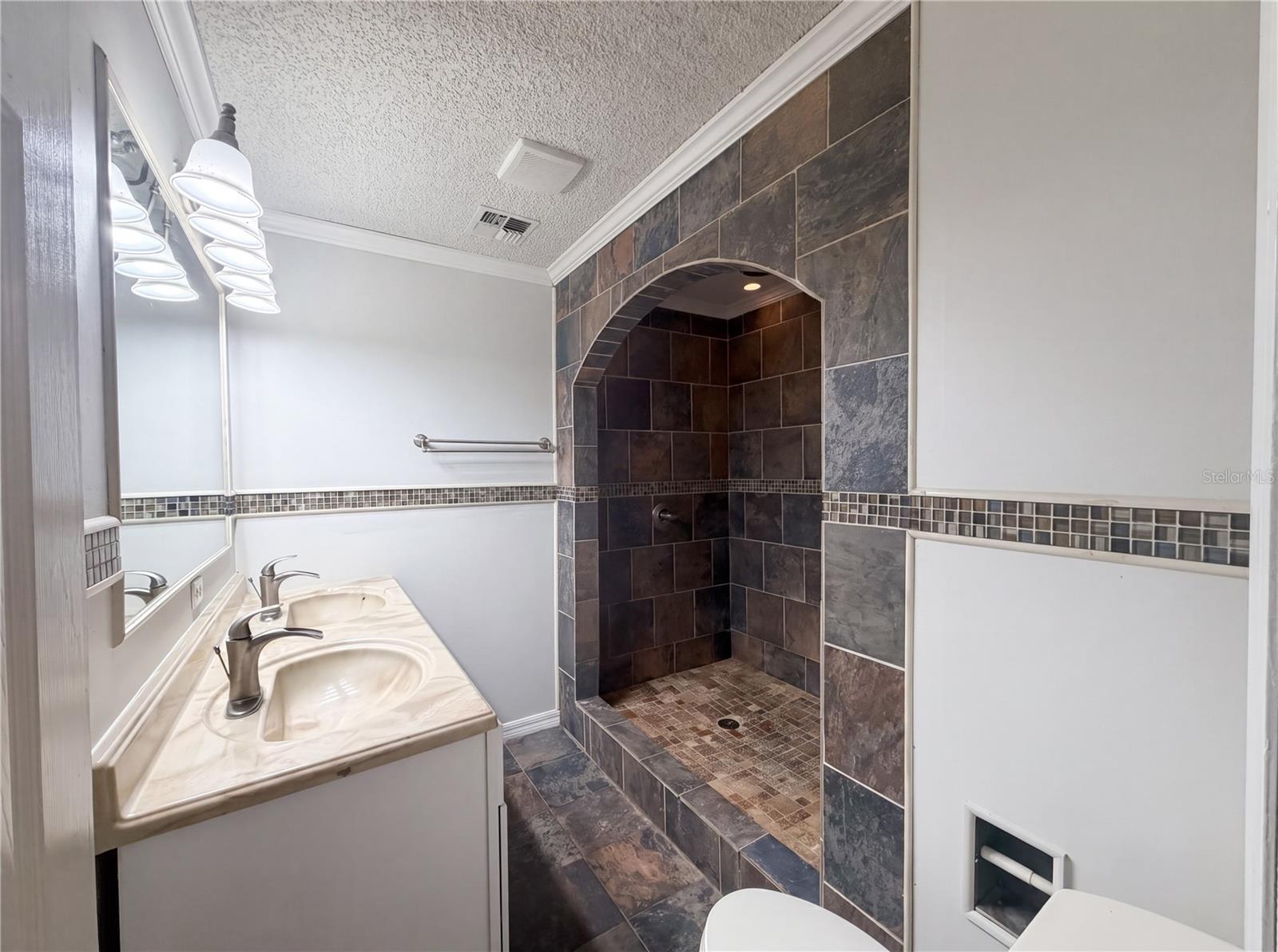 Image 10 of 18 For 613 4th Street Ne