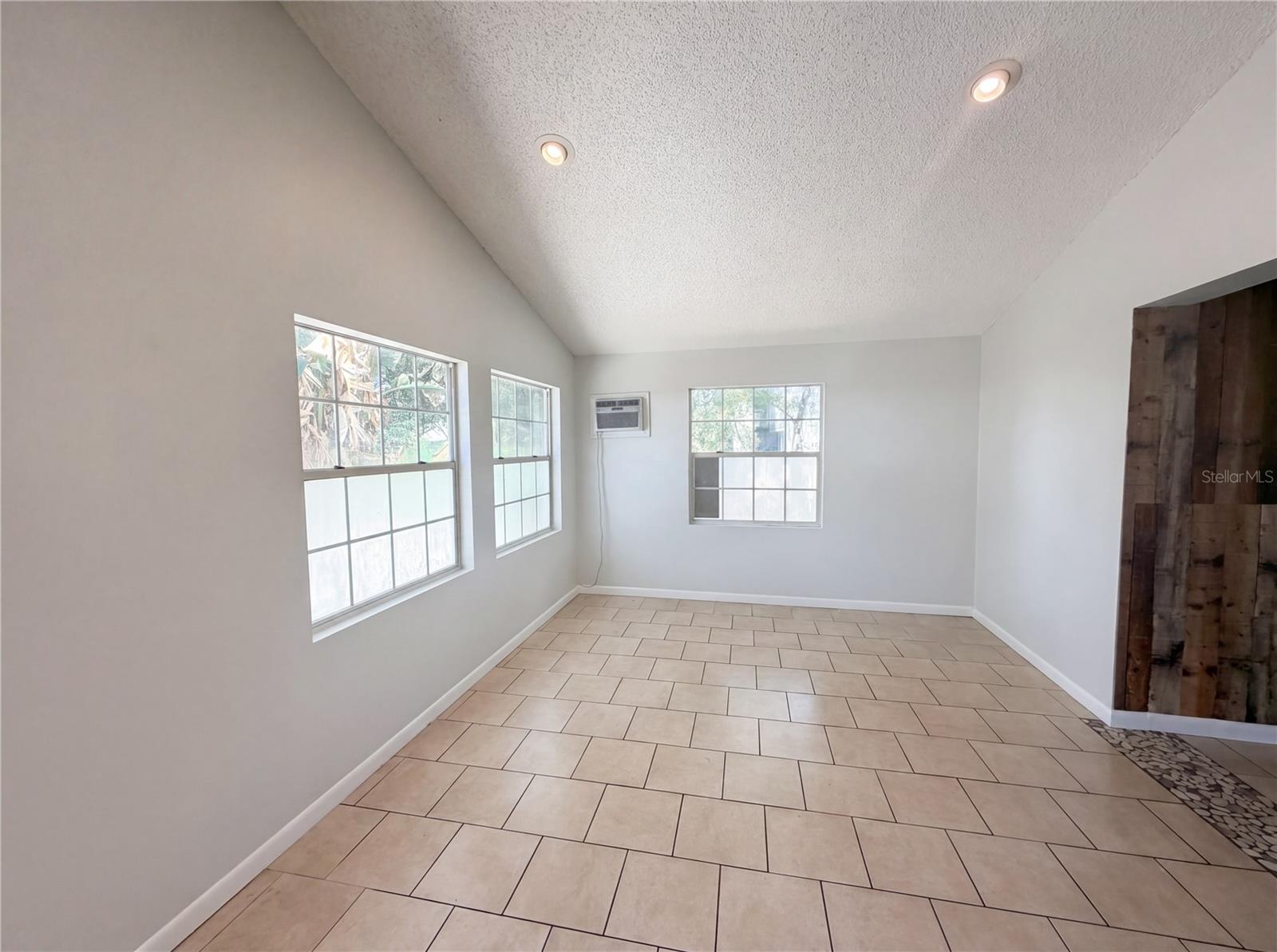 Image 13 of 18 For 613 4th Street Ne