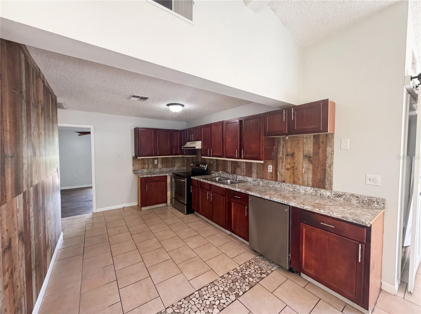 Image 14 of 18 For 613 4th Street Ne
