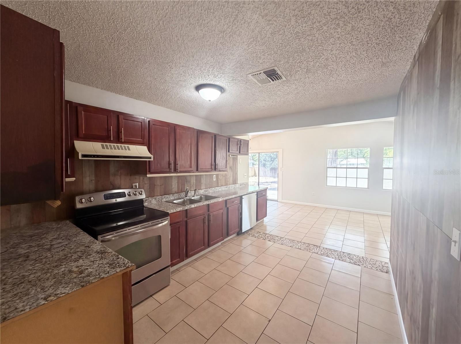 Image 2 of 18 For 613 4th Street Ne