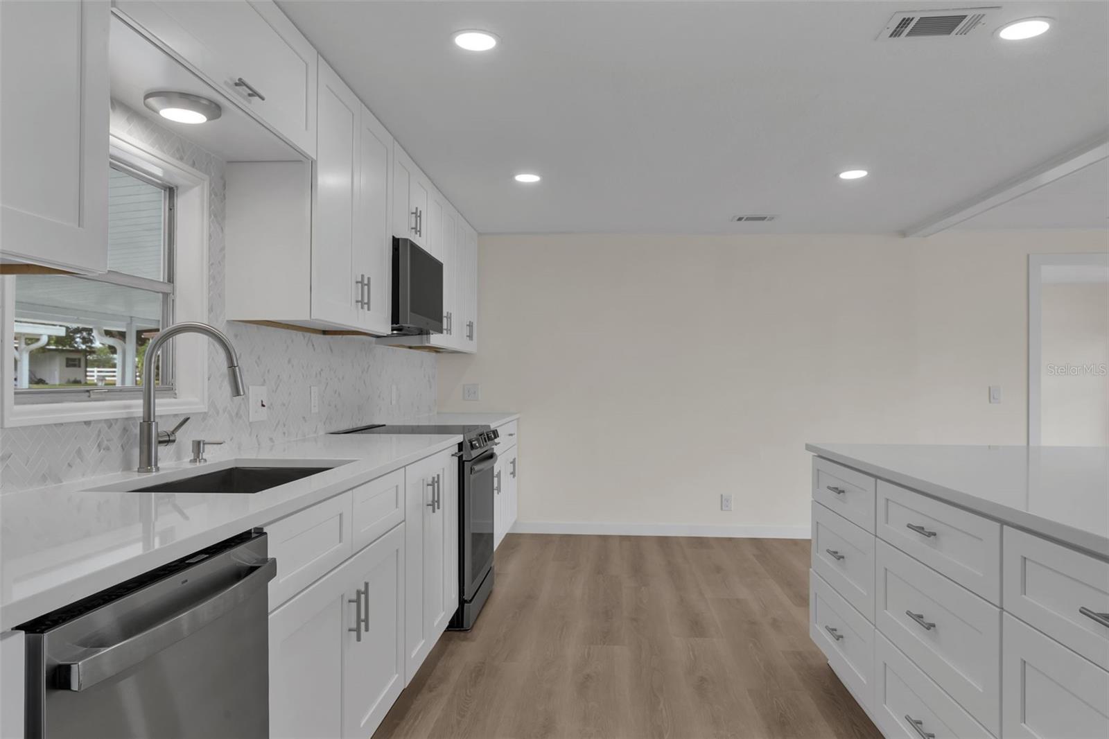 Image 10 of 38 For 2153 Oak Grove Drive 73