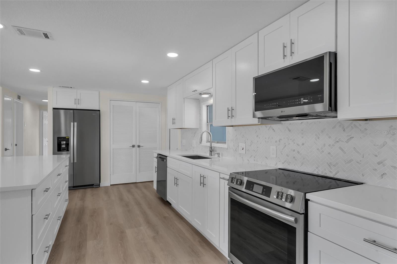 Image 11 of 38 For 2153 Oak Grove Drive 73
