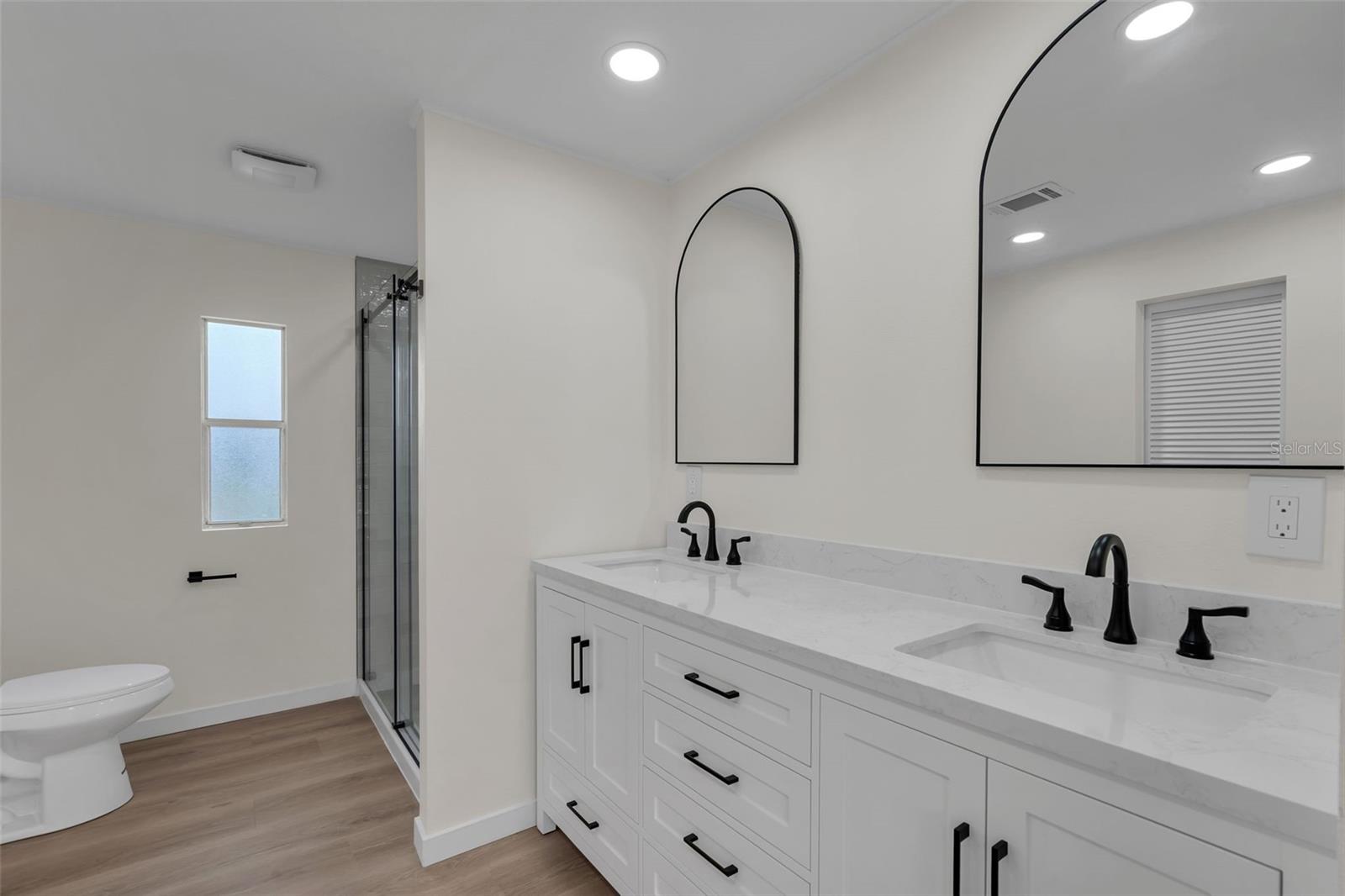 Image 22 of 38 For 2153 Oak Grove Drive 73