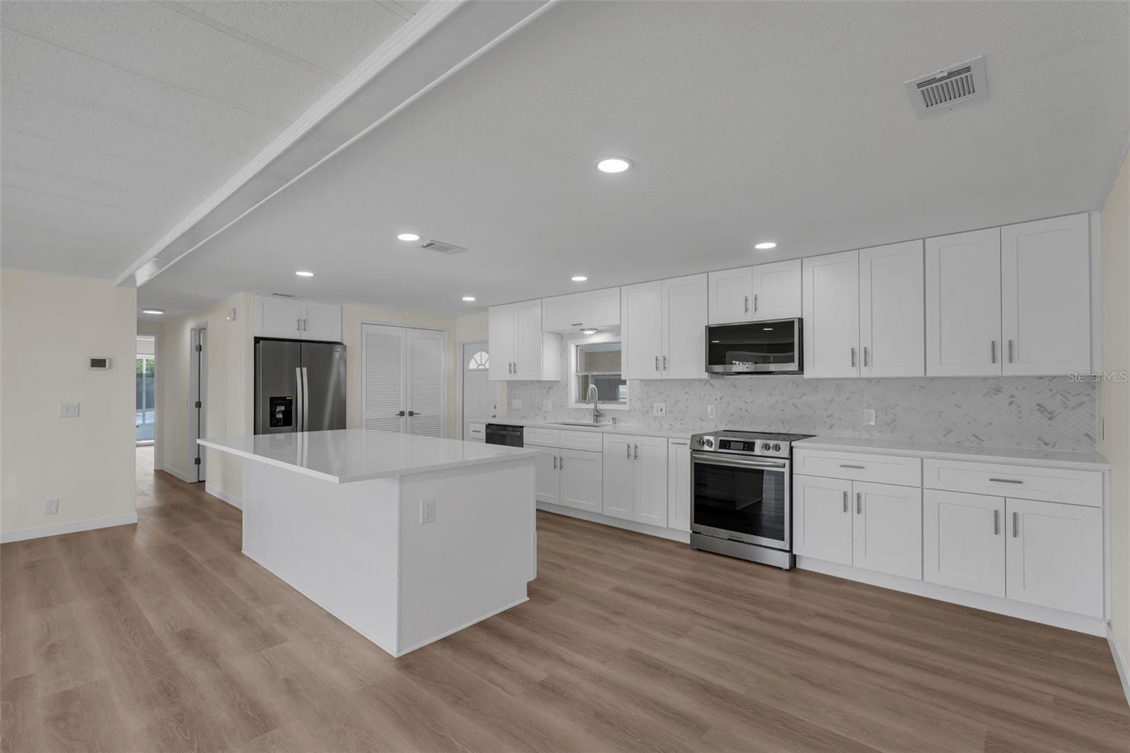 Image 7 of 38 For 2153 Oak Grove Drive 73