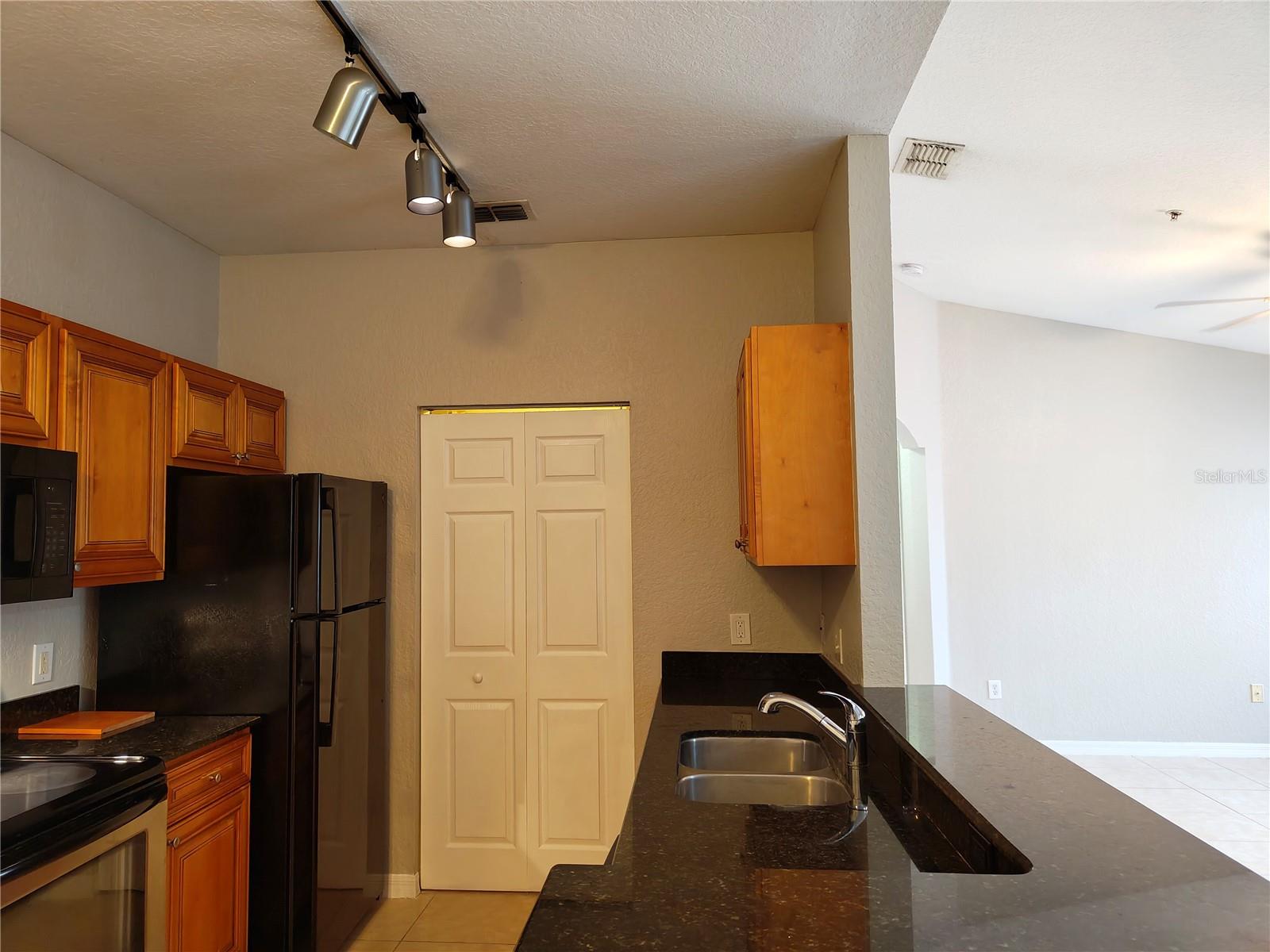 Image 9 of 41 For 826 Grand Regency Point 202