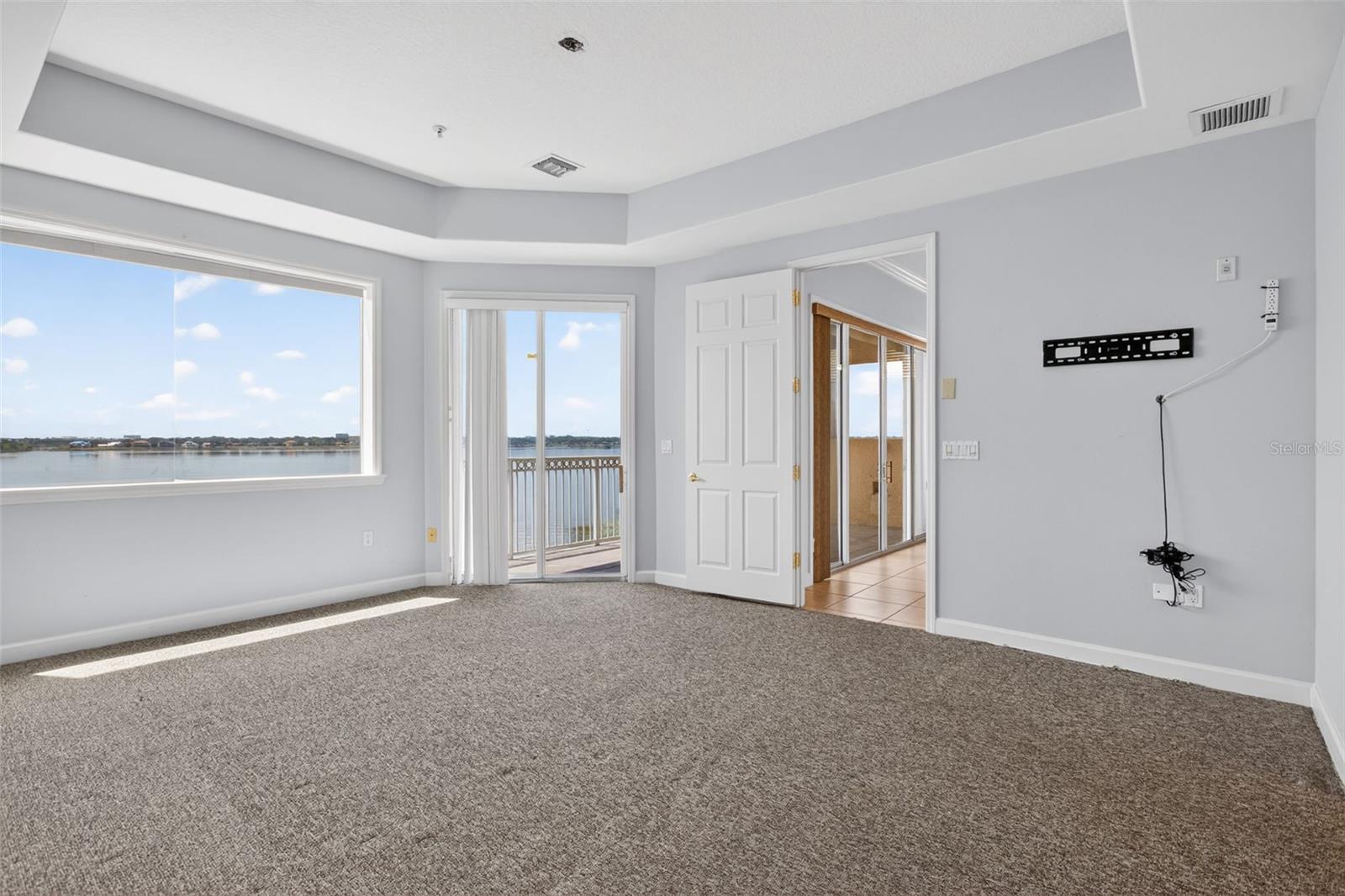 Image 13 of 76 For 8749 The Esplanade  18