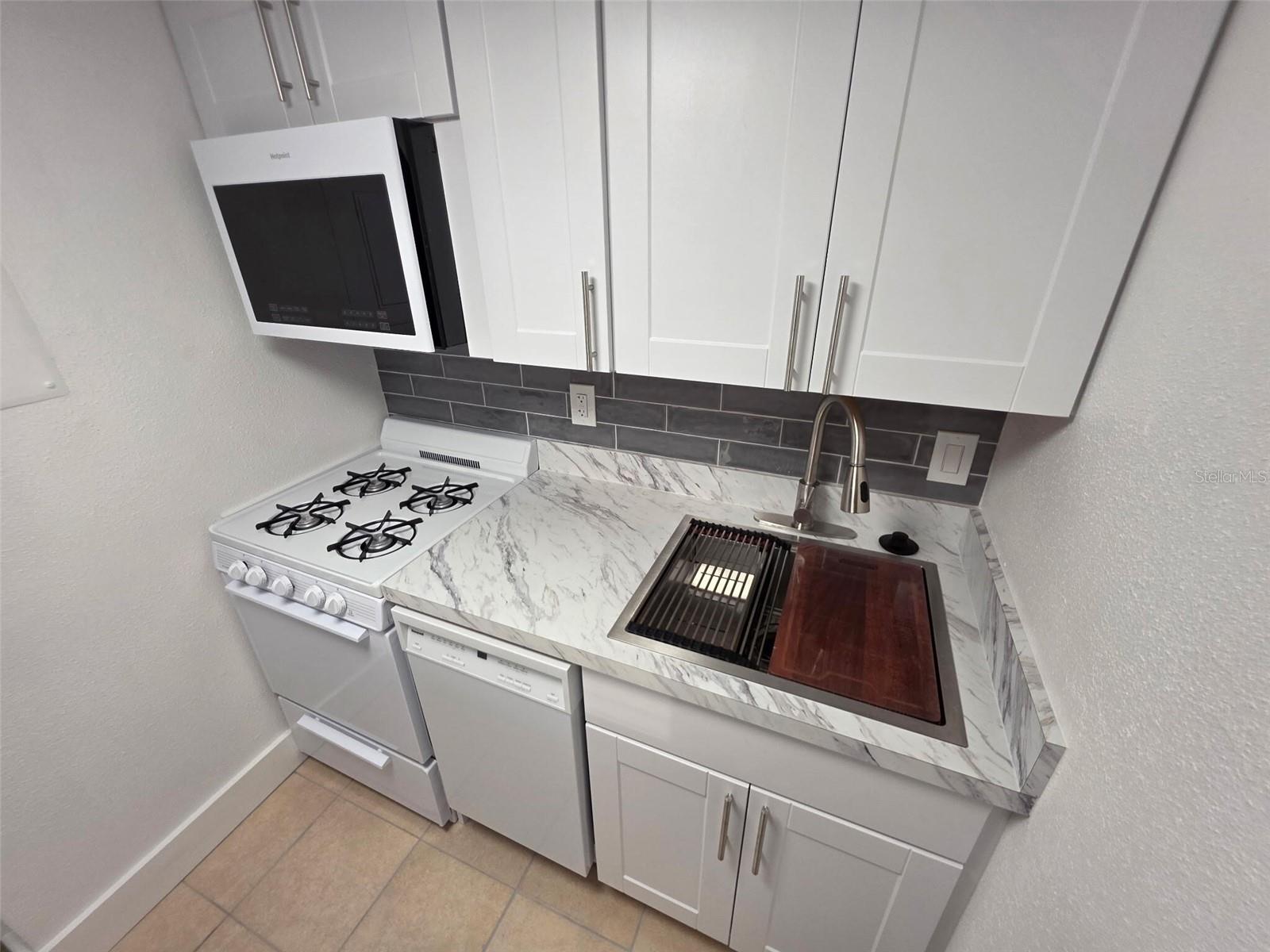 Image 17 of 42 For 139 Oyster Bay Circle 300