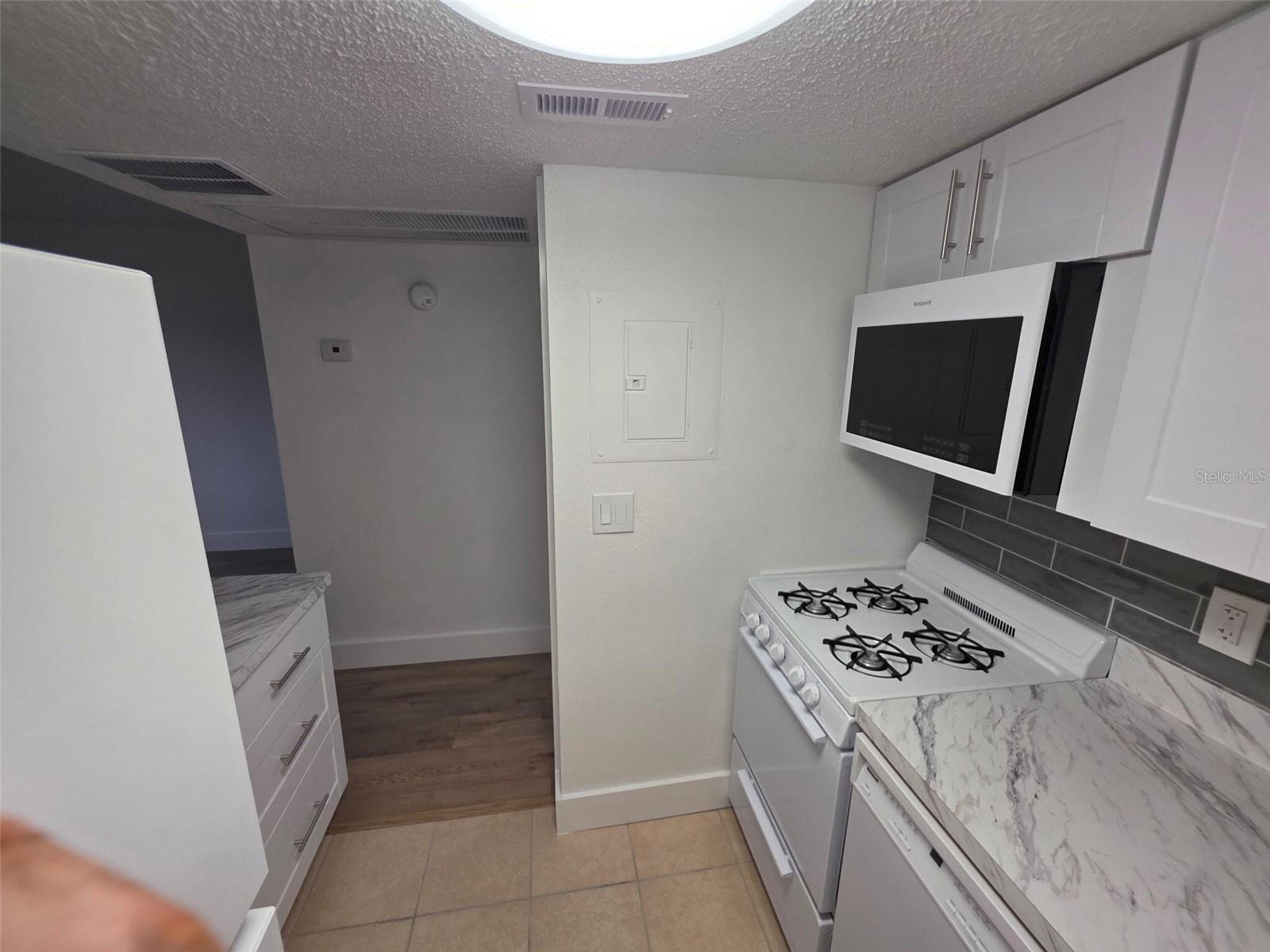 Image 18 of 42 For 139 Oyster Bay Circle 300