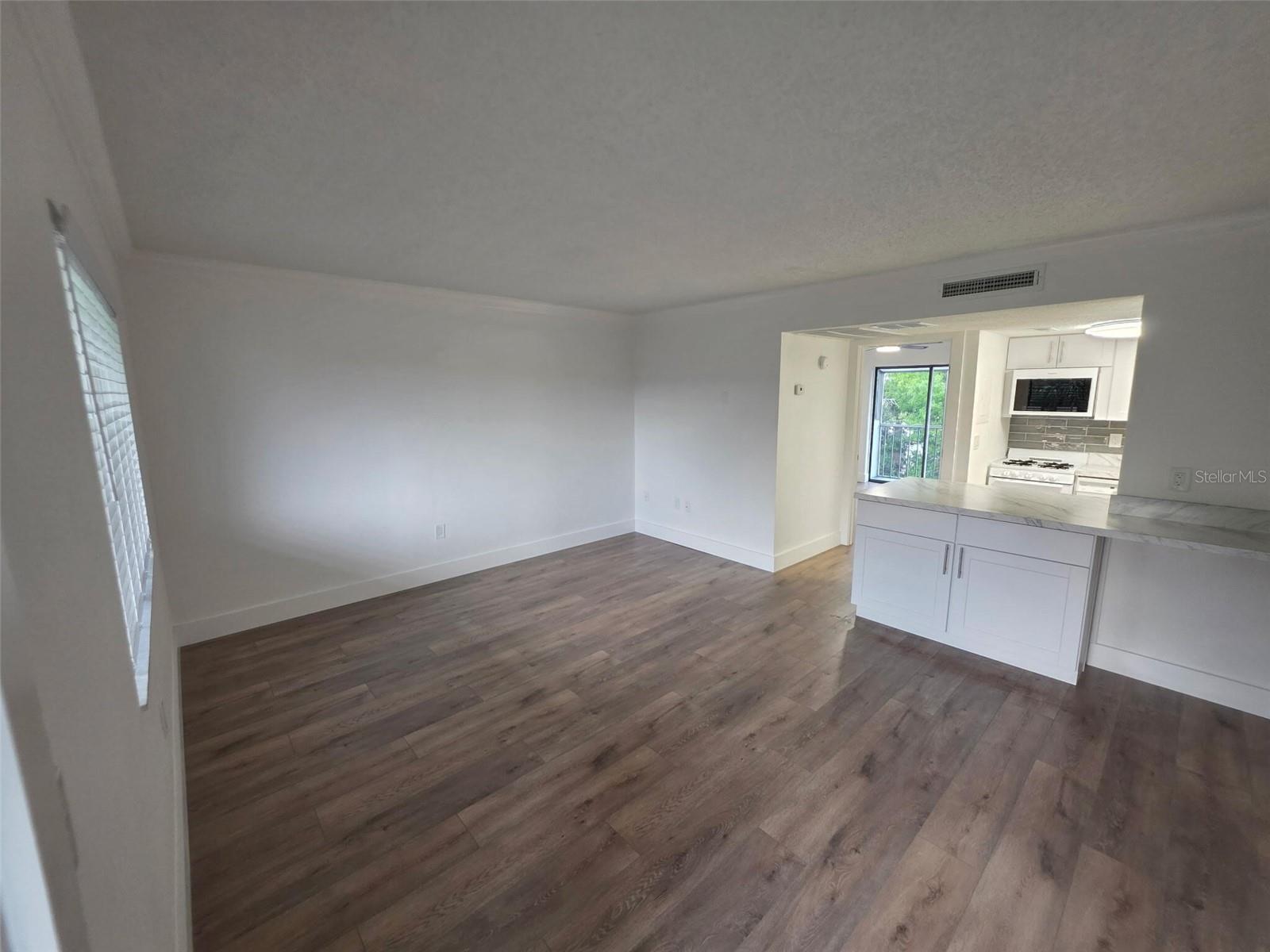Image 5 of 42 For 139 Oyster Bay Circle 300