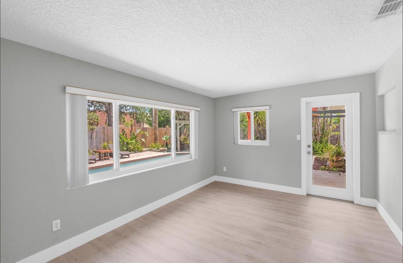 Image 10 of 39 For 2215 Woodcrest Drive