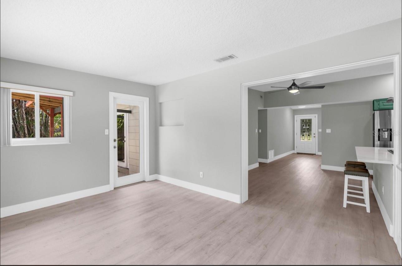 Image 12 of 39 For 2215 Woodcrest Drive