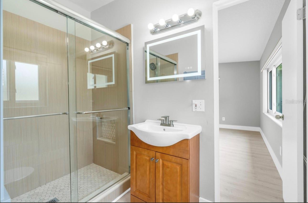 Image 17 of 39 For 2215 Woodcrest Drive
