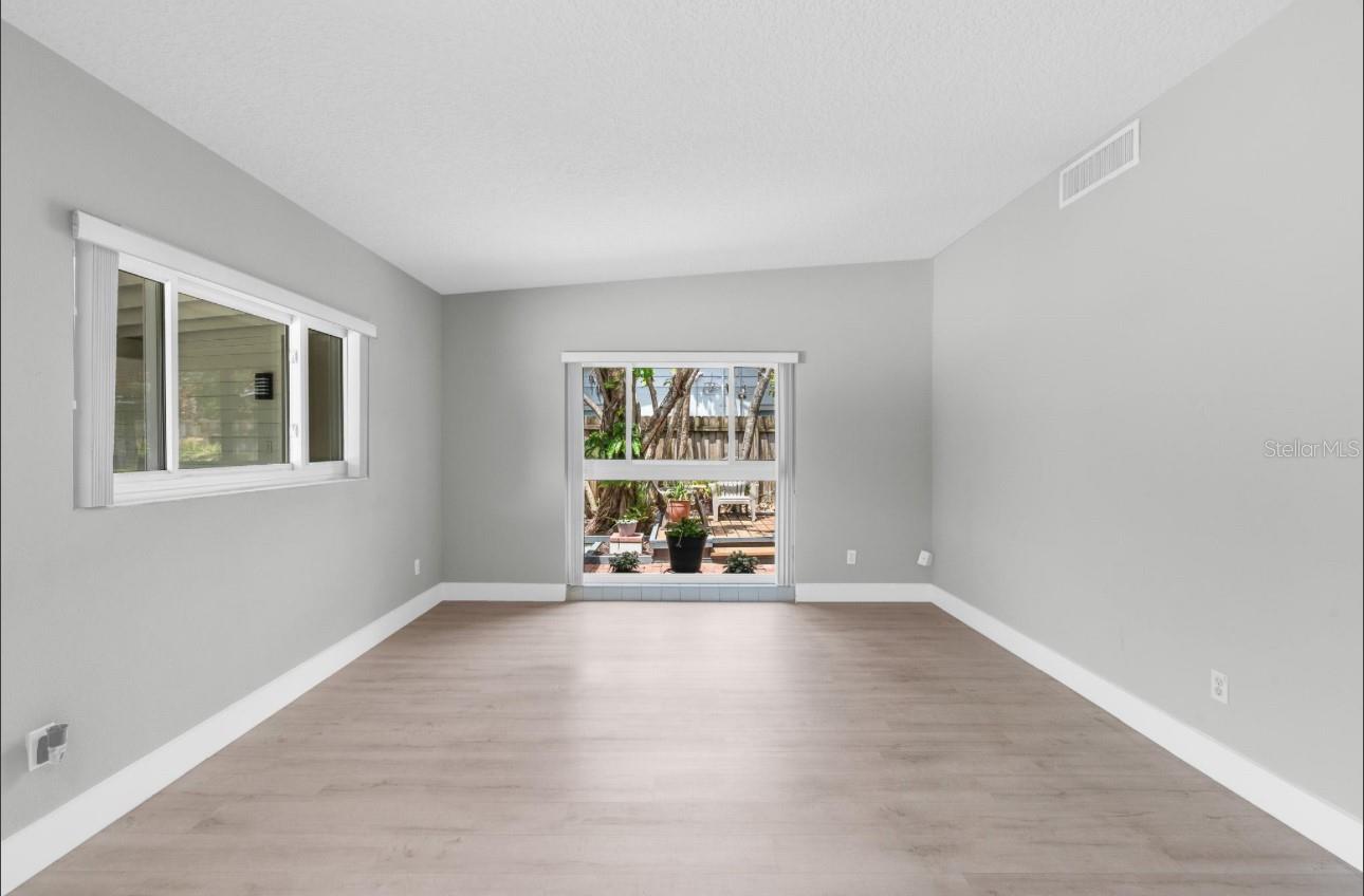 Image 4 of 39 For 2215 Woodcrest Drive