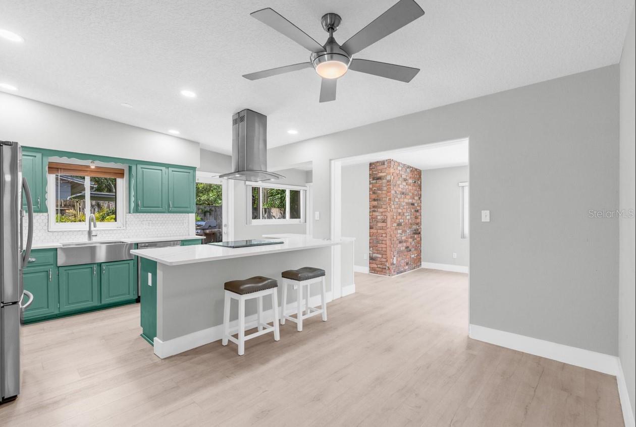 Image 6 of 39 For 2215 Woodcrest Drive
