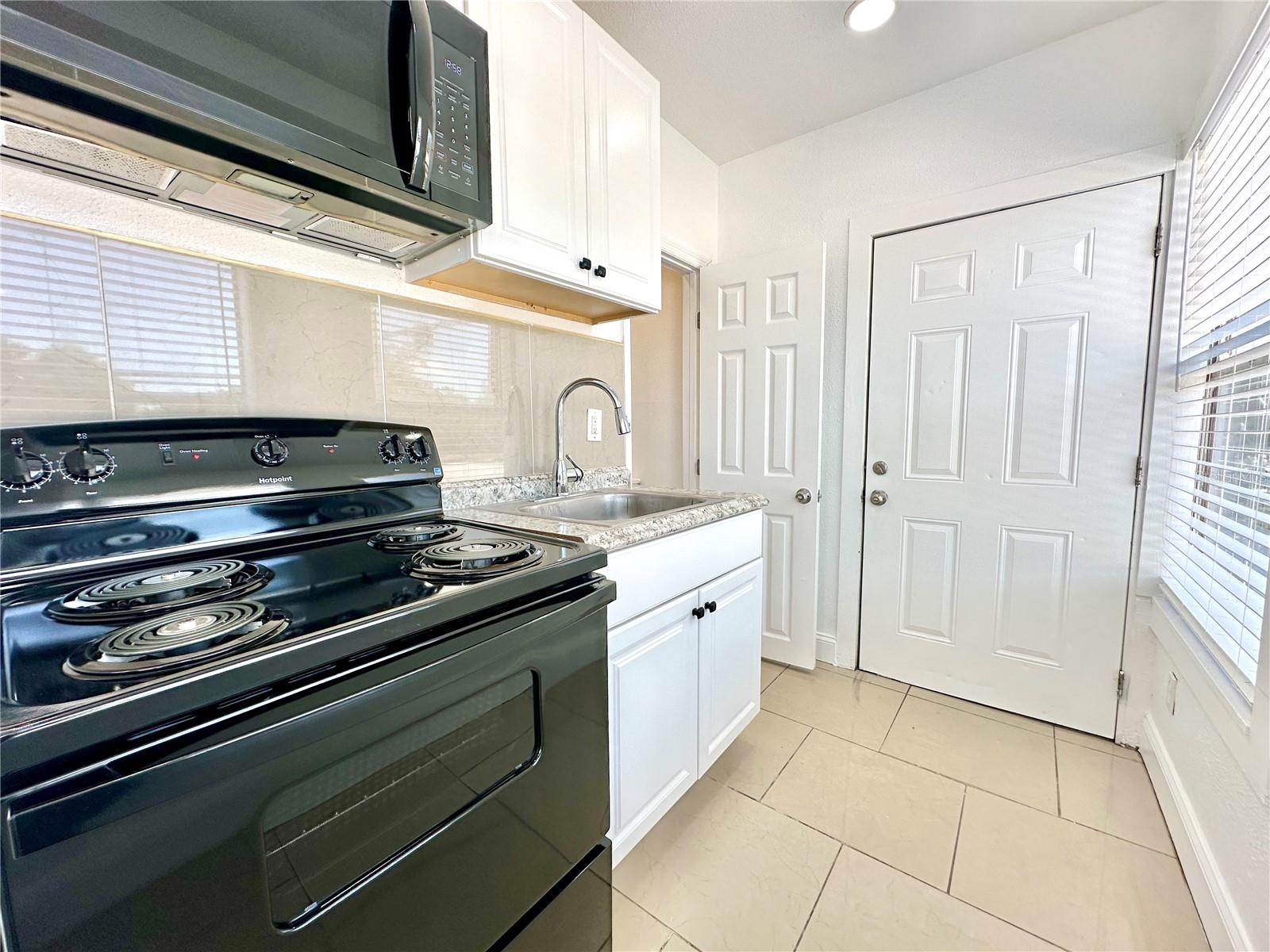 Listing photo id 3 for 503 Ridgewood Avenue 1