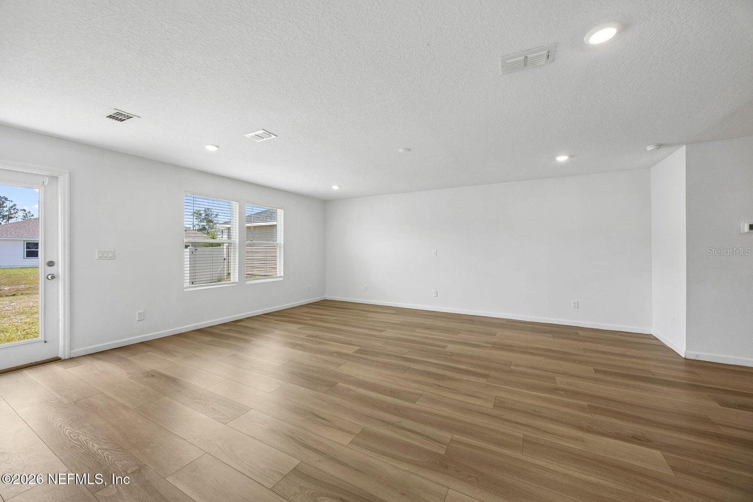 Listing photo id 8 for 3460 Mildred Way