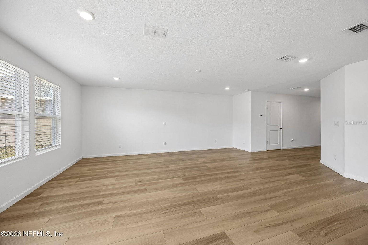 Listing photo id 9 for 3460 Mildred Way