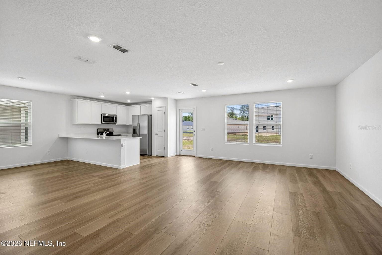 Listing photo id 6 for 3460 Mildred Way