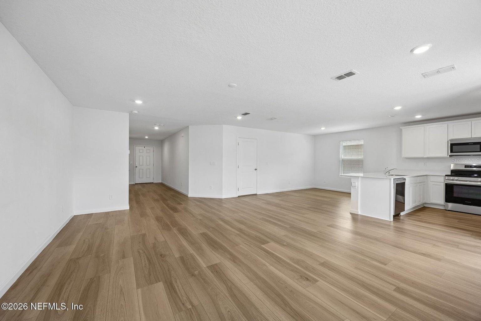 Listing photo id 7 for 3460 Mildred Way