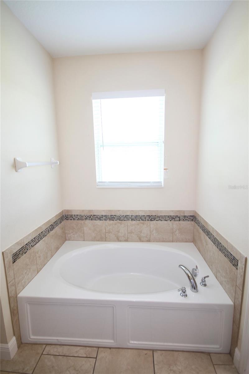 Image 14 of 37 For 1073 Cavan Drive