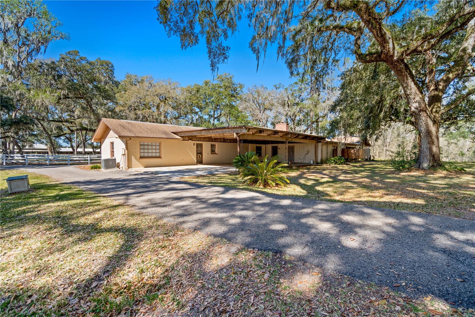 Listing photo id 6 for 7050 Quarterhorse Lane