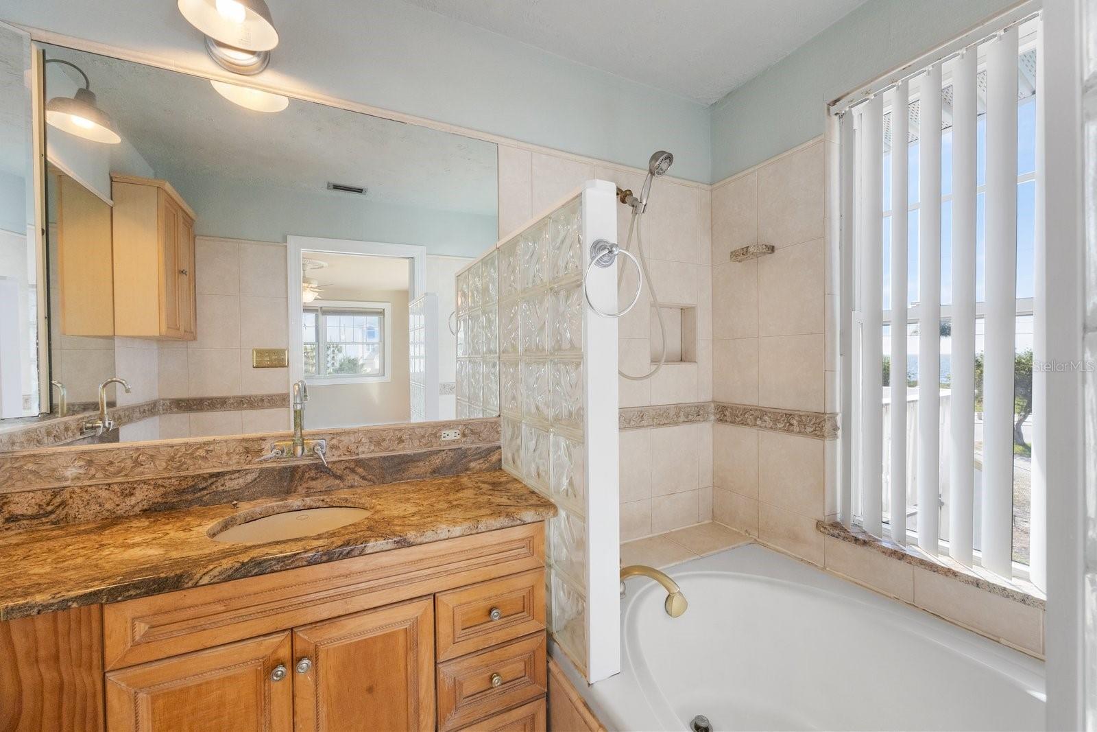 Listing photo id 40 for 6412 Driftwood Drive