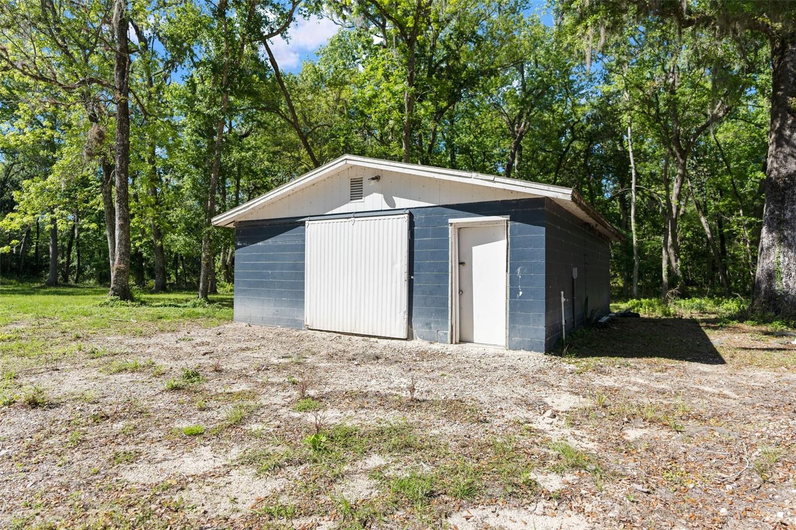 Listing photo id 1 for 17367 Lake Lindsey Road