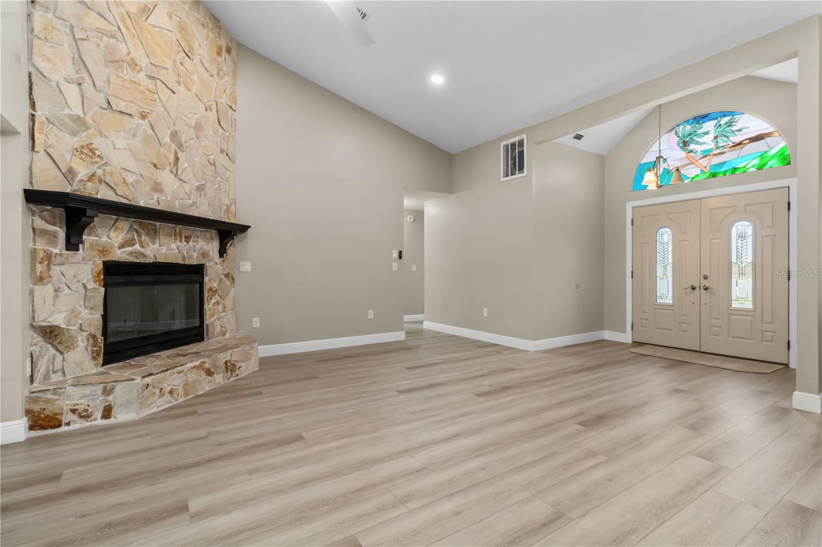 Listing photo id 6 for 2458 Sunrise Court