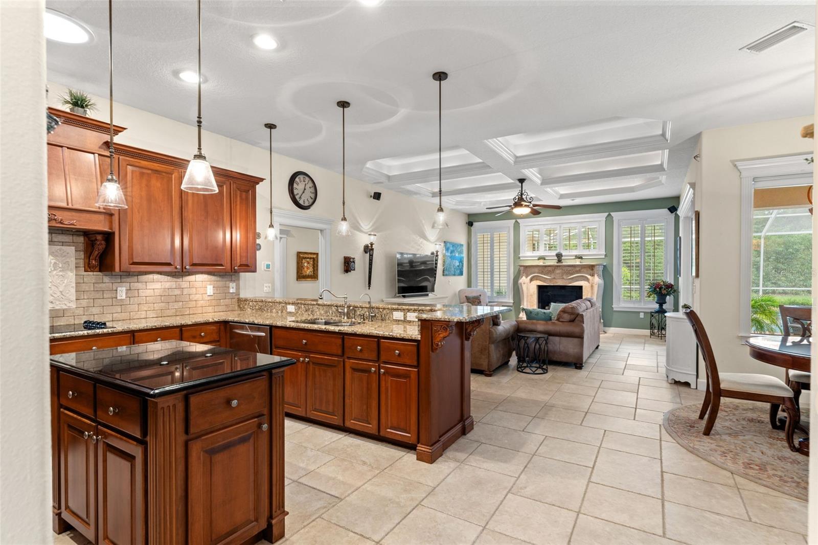 Listing photo id 12 for 7263 Sylvan Glade Court