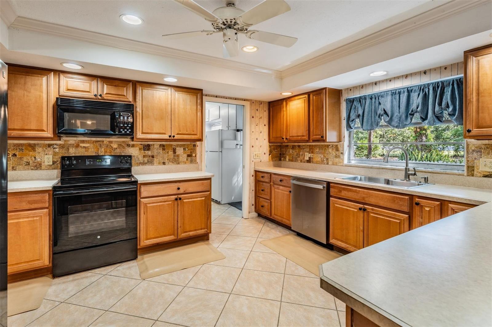 Listing photo id 10 for 3203 Amaya Court