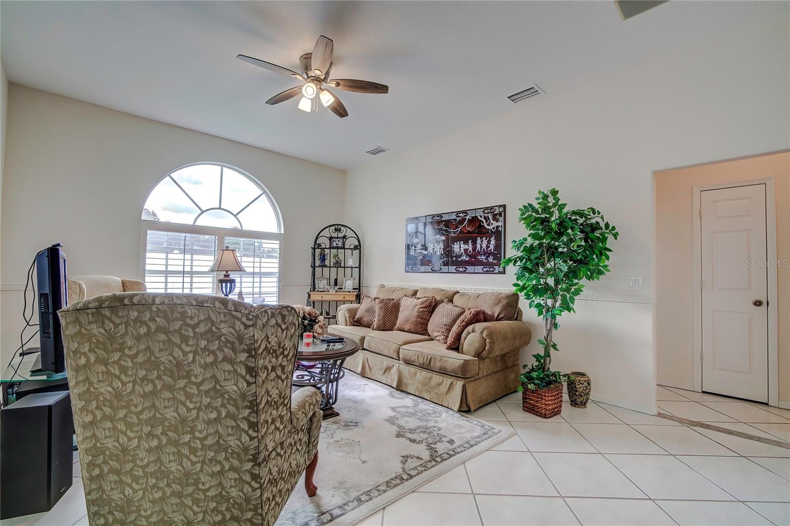 Listing photo id 6 for 8704 Cypress Lakes Boulevard